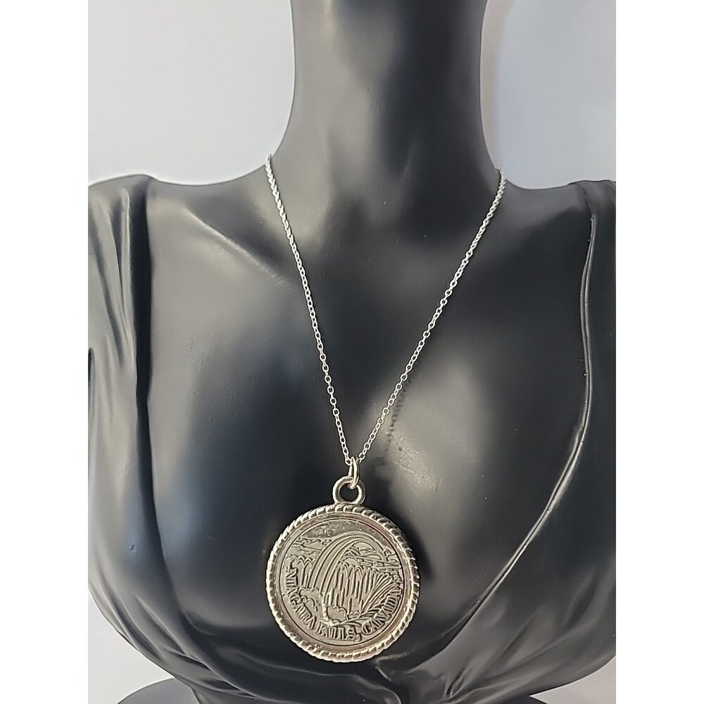 Vintage Niagra Falls Canada Souvenir Coin Pendant Necklace Silver Tone Rope Edge